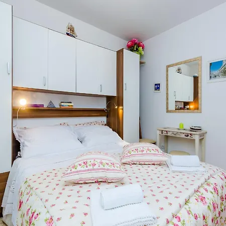 Captain - One Bedroom With Terrace 3 Adults Apartment